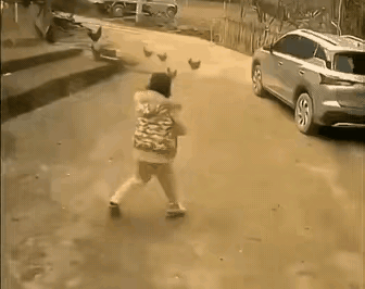 女子为什么要把孩子扔到地上？看到这样的画面，让人感觉有些震惊，她这是在发脾气吗？