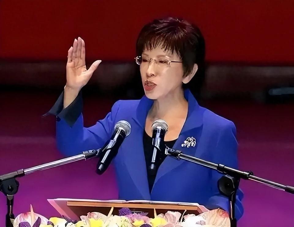 政坛“铁娘子”洪秀柱来啦！她是国民党首位女主席，还当过台立法机构副院长，资历杠杠