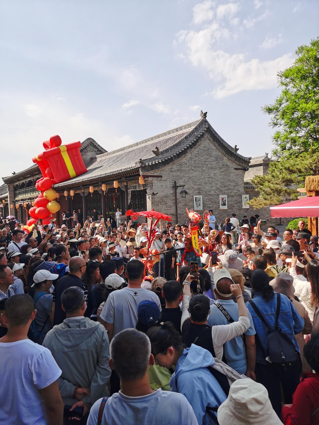 五一假期结束，节假日的公交、地铁、景区，永远绕不开一个尴尬现状：一边是赶行程、赶