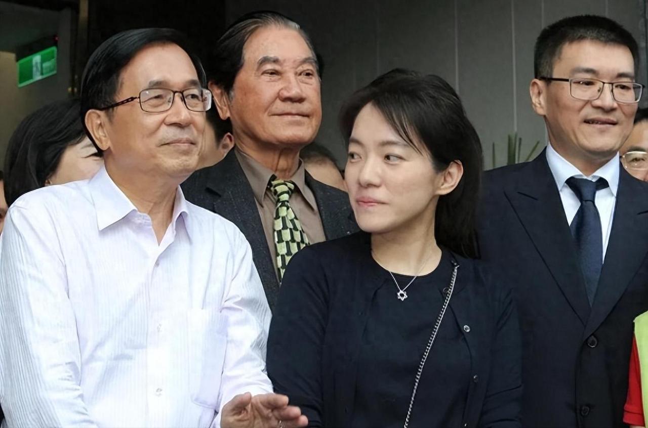 岛内政坛这阵子真是没消停过。拖了整整351天的2026年度总预算案，总算在那一记