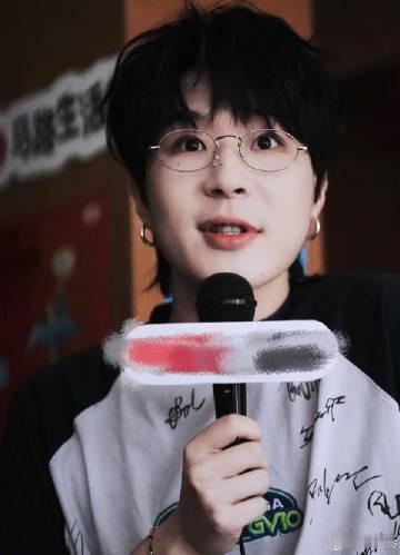 早安被粉丝红温到发了72个啊 早安线下的红温名场面必须存！拿着气球温柔入场，唱跳