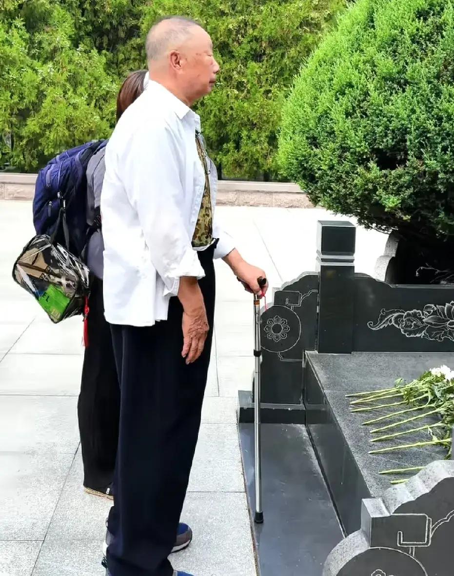 粟裕大将的长子粟戎生，在孟良崮烈士陵园祭奠父亲。

粟裕将军的骨灰于1984年安