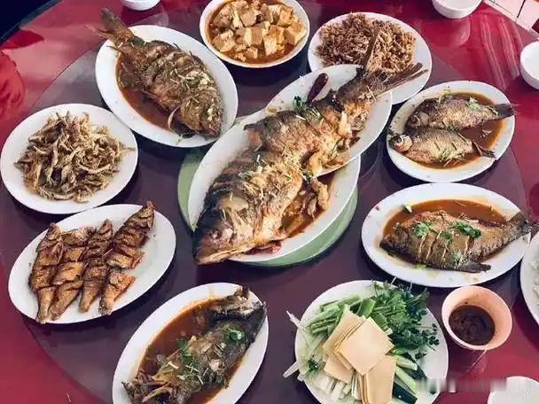 吉林大安市主要特色美食如下

1.嫩江全鱼宴
依托嫩江湾、月亮泡水产，江水炖各类