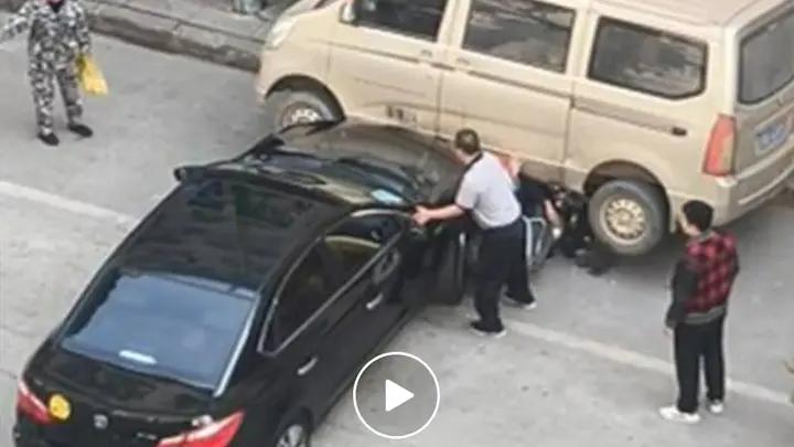 广西百色女子被撞车底，数十路人瞬间围拢合力抬车救人
 
12月10日，广西百色发