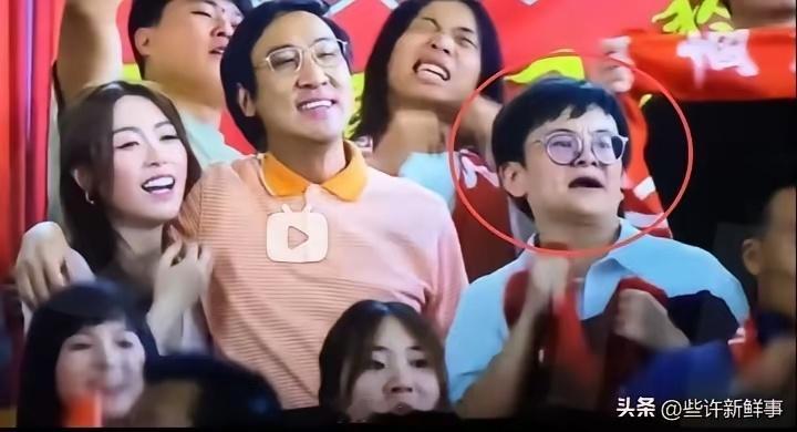 功夫女足这个镜头你发现了吗？这是星爷想表达什么？这个人长得像谁？在看台观女足，是