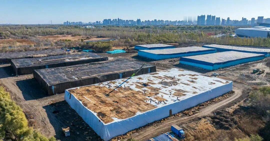 【尔滨为你存了20万立方米的冰】26日，黑龙江哈尔滨。冰雪大世界存冰场内，工作人