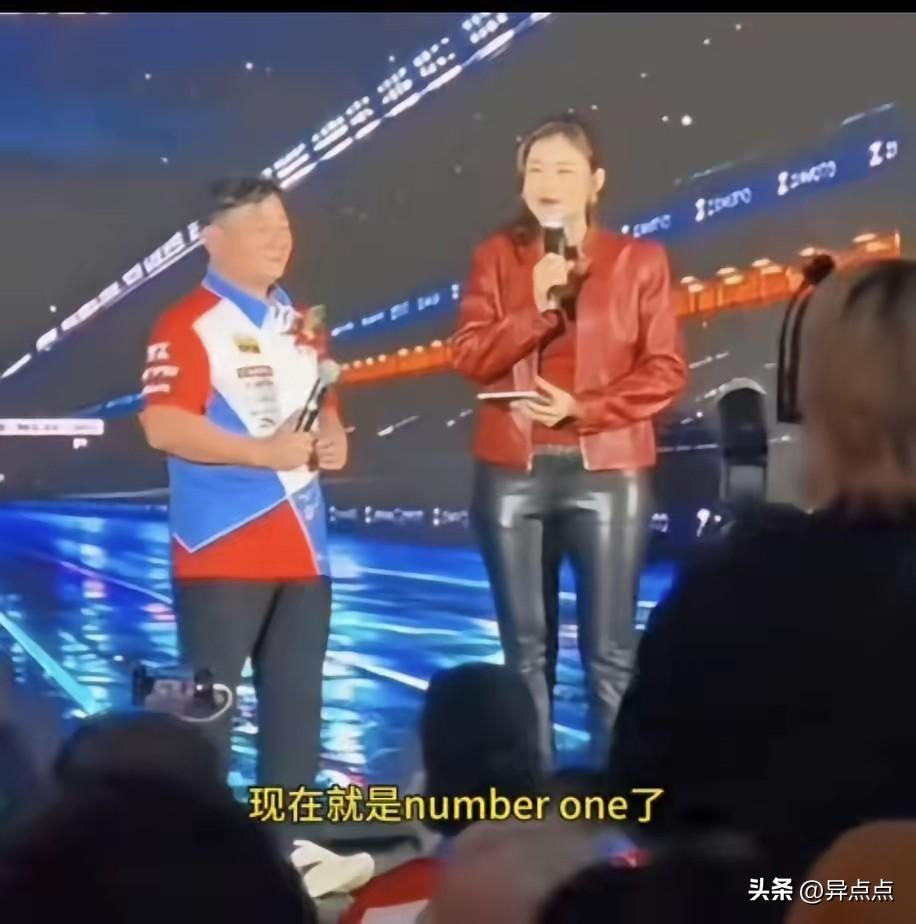 马来西亚这个主持人有点小坏啊，想给张雪老板“挖坑”，没想到张老板也是听得懂英文的