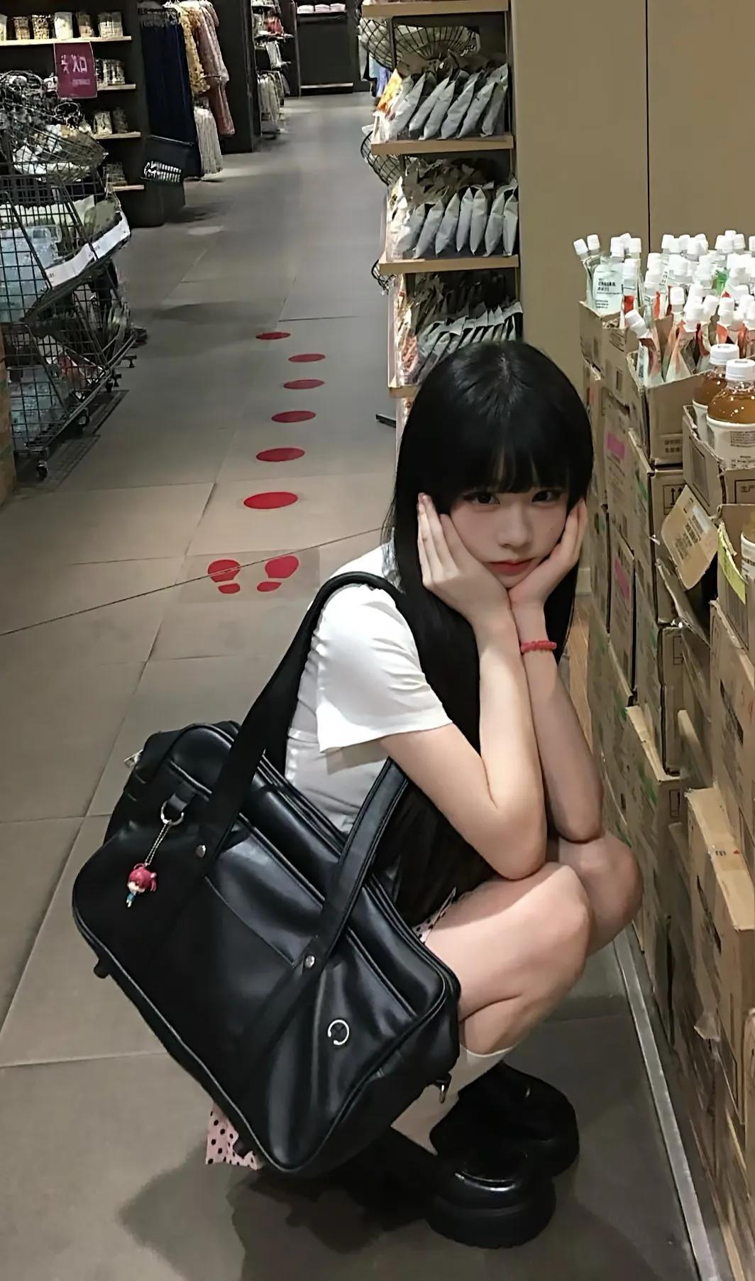 肯定是漂亮更受欢迎，因为女生长得漂亮她的后代百分百是帅哥美女。
个子高只能说明身