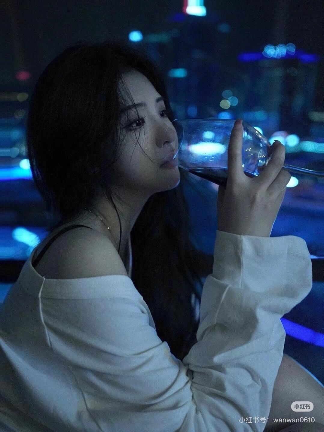 遇见你时，掏心掏肺；离开你时，
撕心裂肺。满眼都是你又怎样？深情专一又如何；
最