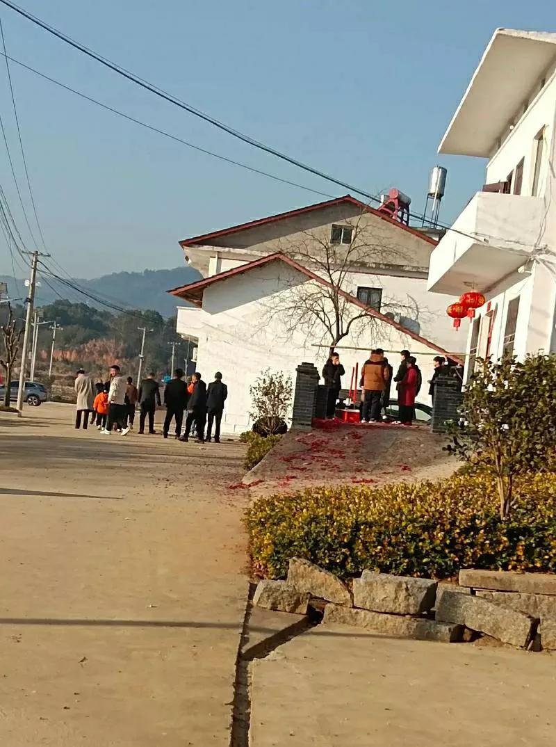 前几天，姑妈的儿子跟我自嘲：他说自己今年拜年跟特种兵似的，一天跑了15家[捂脸]