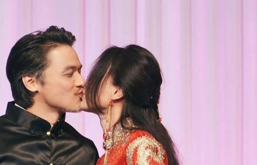 舒淇和老公当众接吻，她也不嫌弃冯德伦的胡子扎人。把结婚纪念日办的像结婚典礼似的，