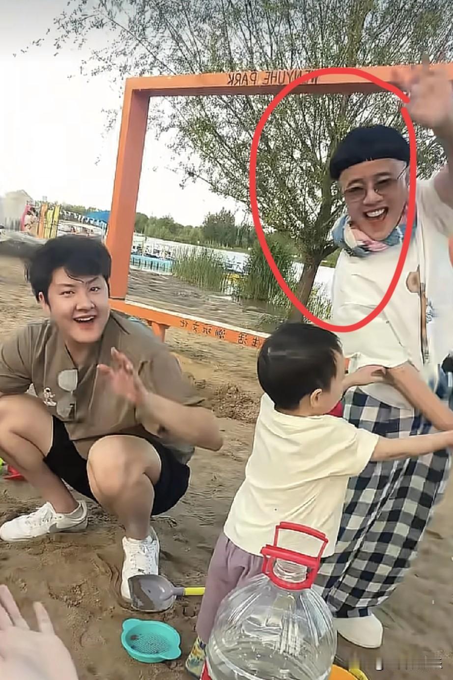 我发现，金龟子比她闺女看着年轻。

带外孙挖沙子，还以为她是妈妈呢。

金龟子从