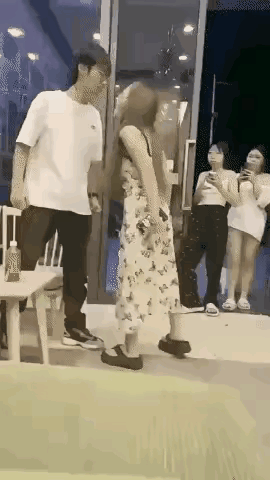 好男不跟女斗也分事，这种人格侮辱谁能忍得住！

事发在街边门店门口，不少路人路过