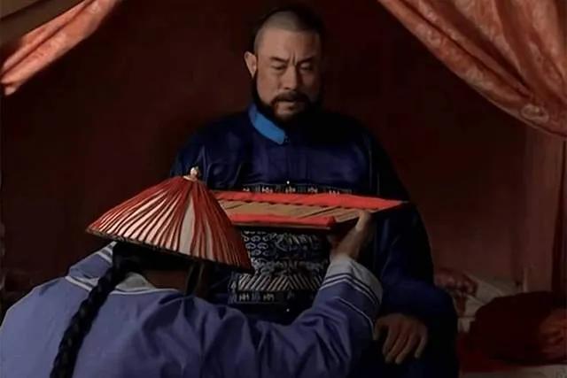 雍正三年冬天，杭州城门口站着一个看守。
来往百姓掀帘瞄一眼，倒吸一口气。这人前一