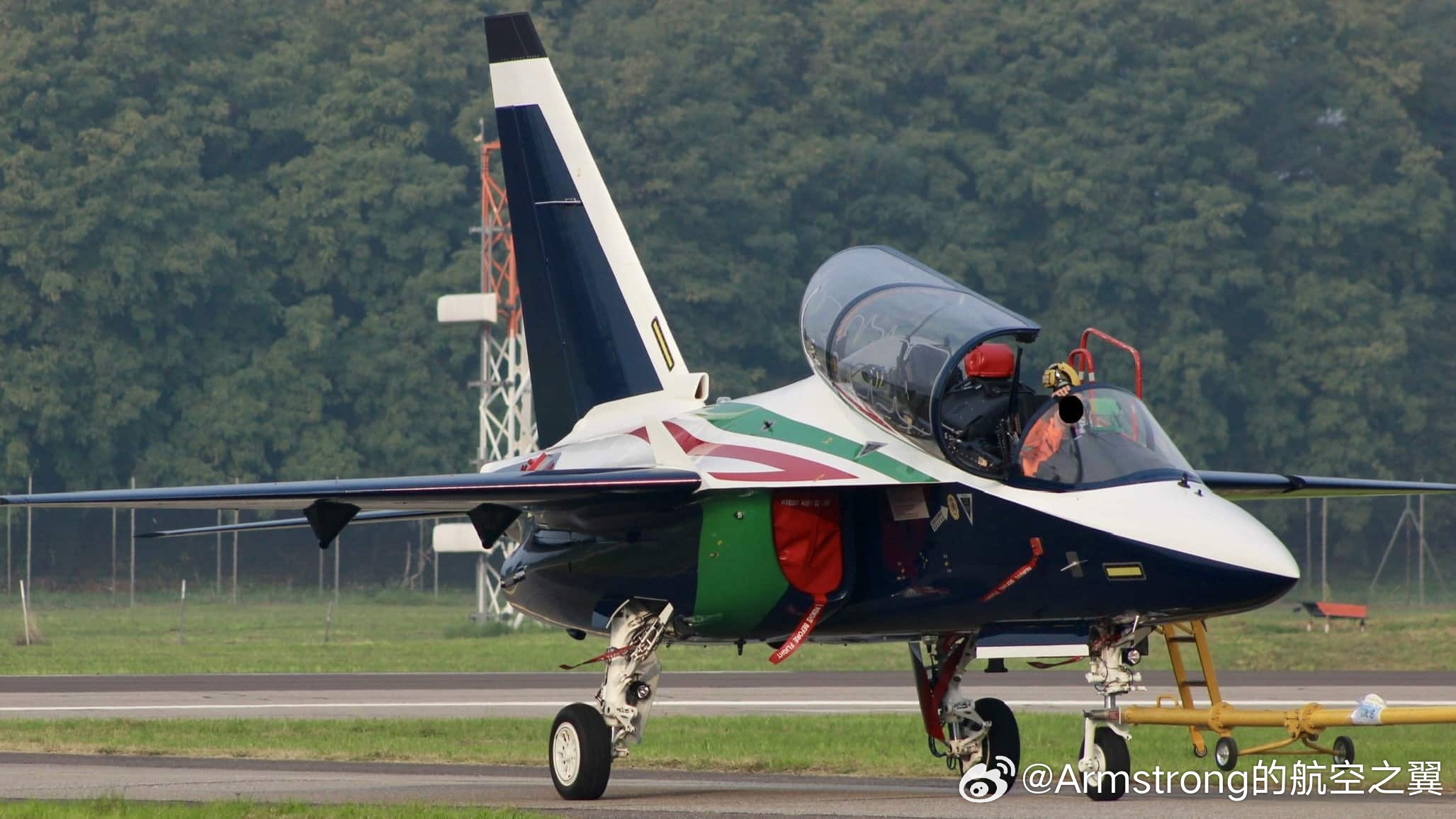 烽火问鼎计划 首架交付意大利空军三色箭特技飞行表演队的M-346教练机完成涂装后