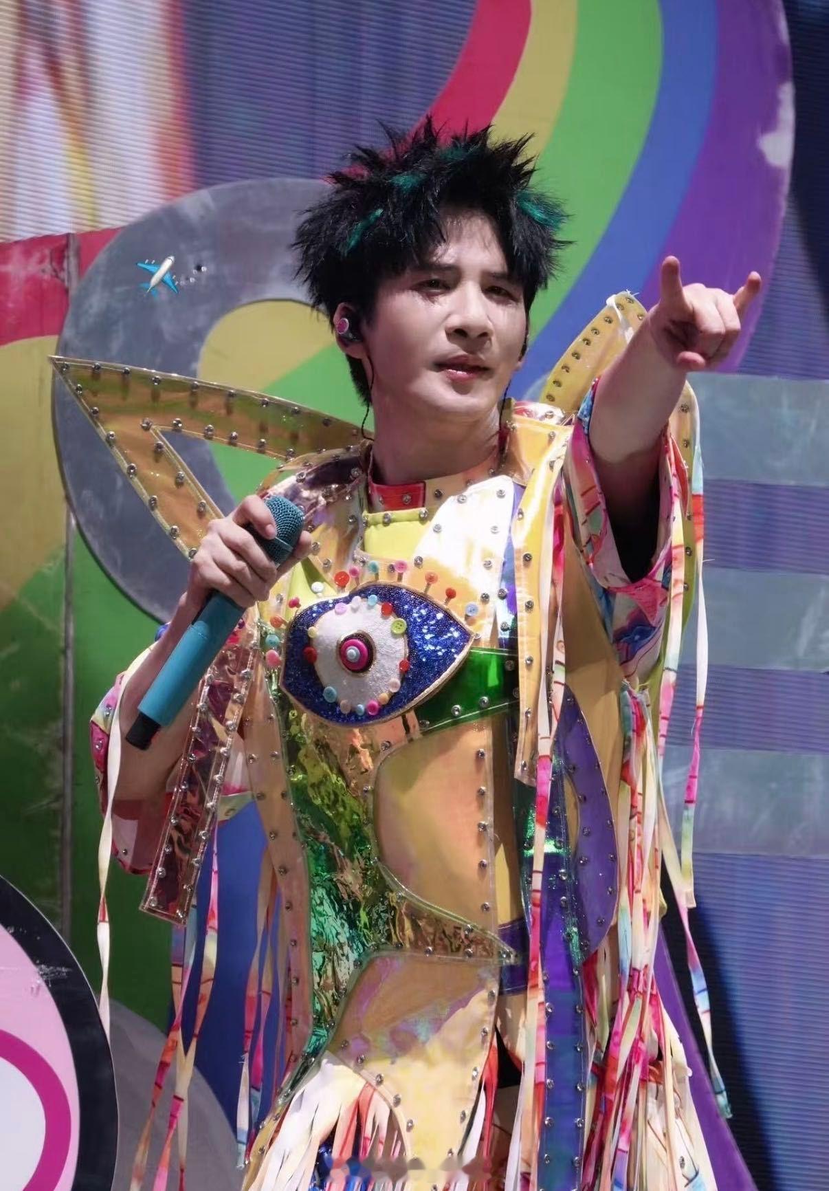 大张伟演唱会牛来buff叠满大张伟现场全是牛来细节大老师穿着那身亮瞎眼的黄衣服，
