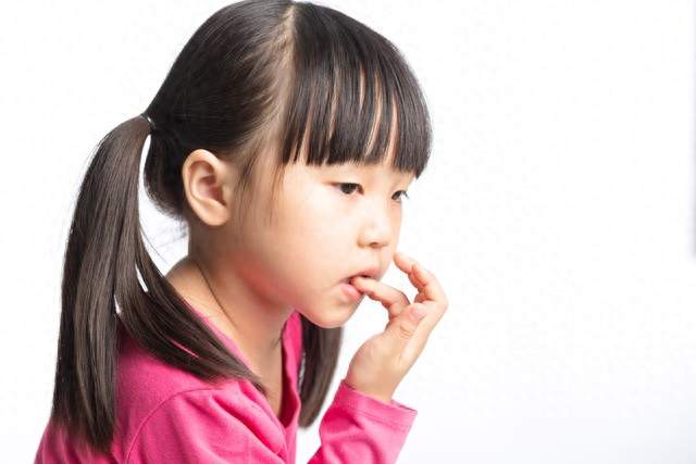从小爱“咬指甲”的孩子，医生坦言：长大后，多半逃不过3种结局
