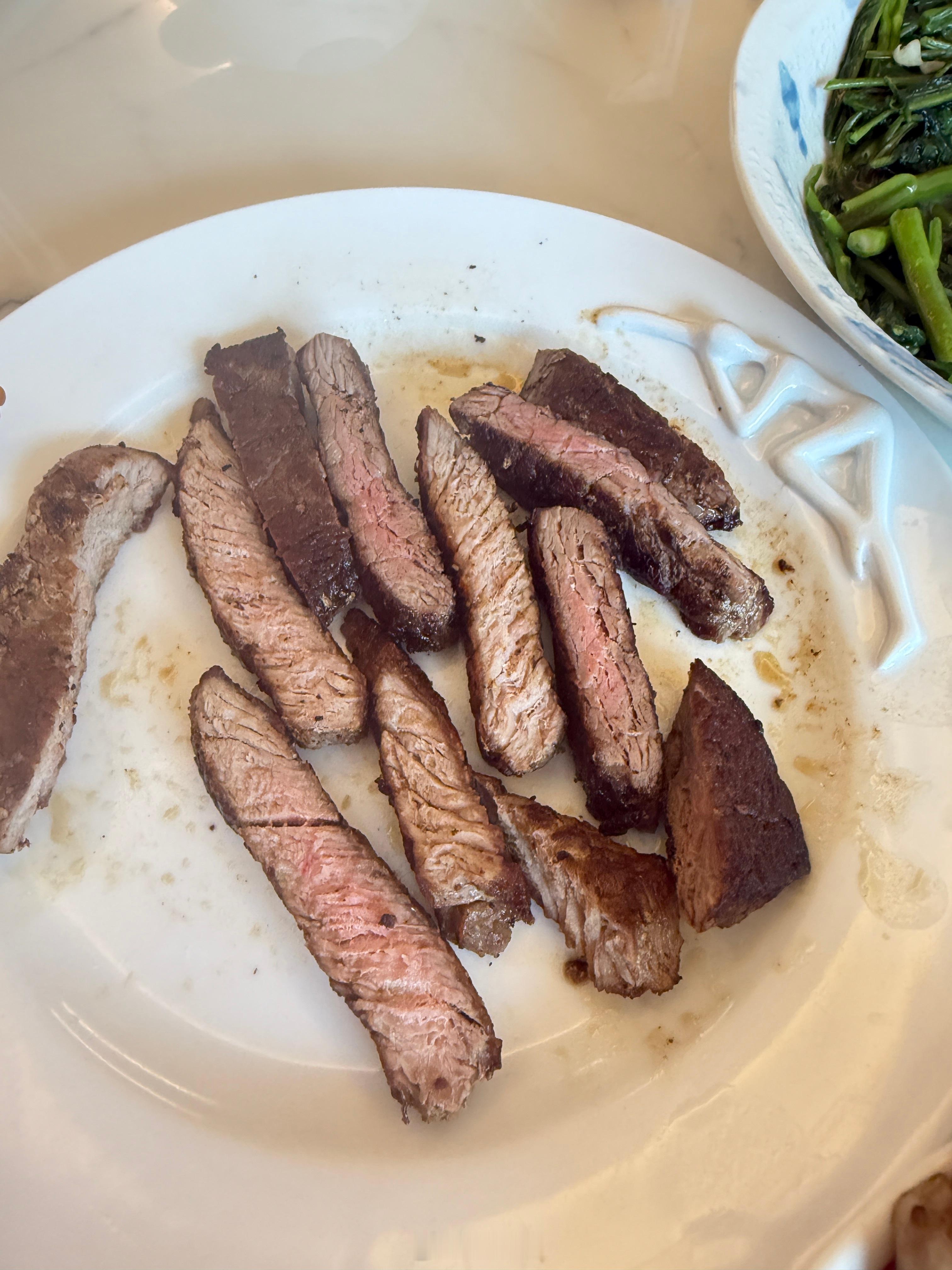吃饭了今天牛排失败了，但吃起来也不老，好肉确实是好肉。阿姨给我蒸了个榆钱窝窝头，