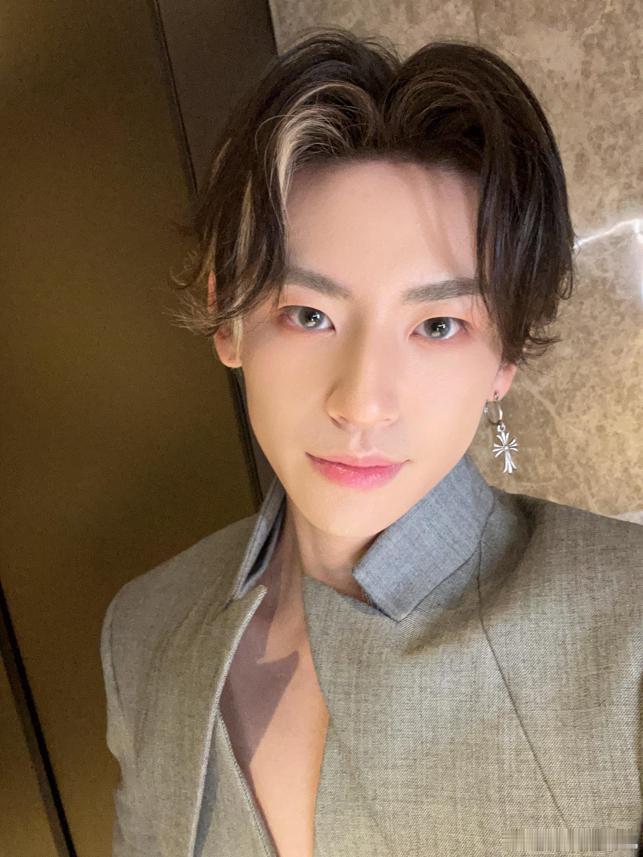 #小鬼深V立领西装##小鬼克罗心单耳环# ​小鬼身着深 V 立领西装，犹如黑夜中