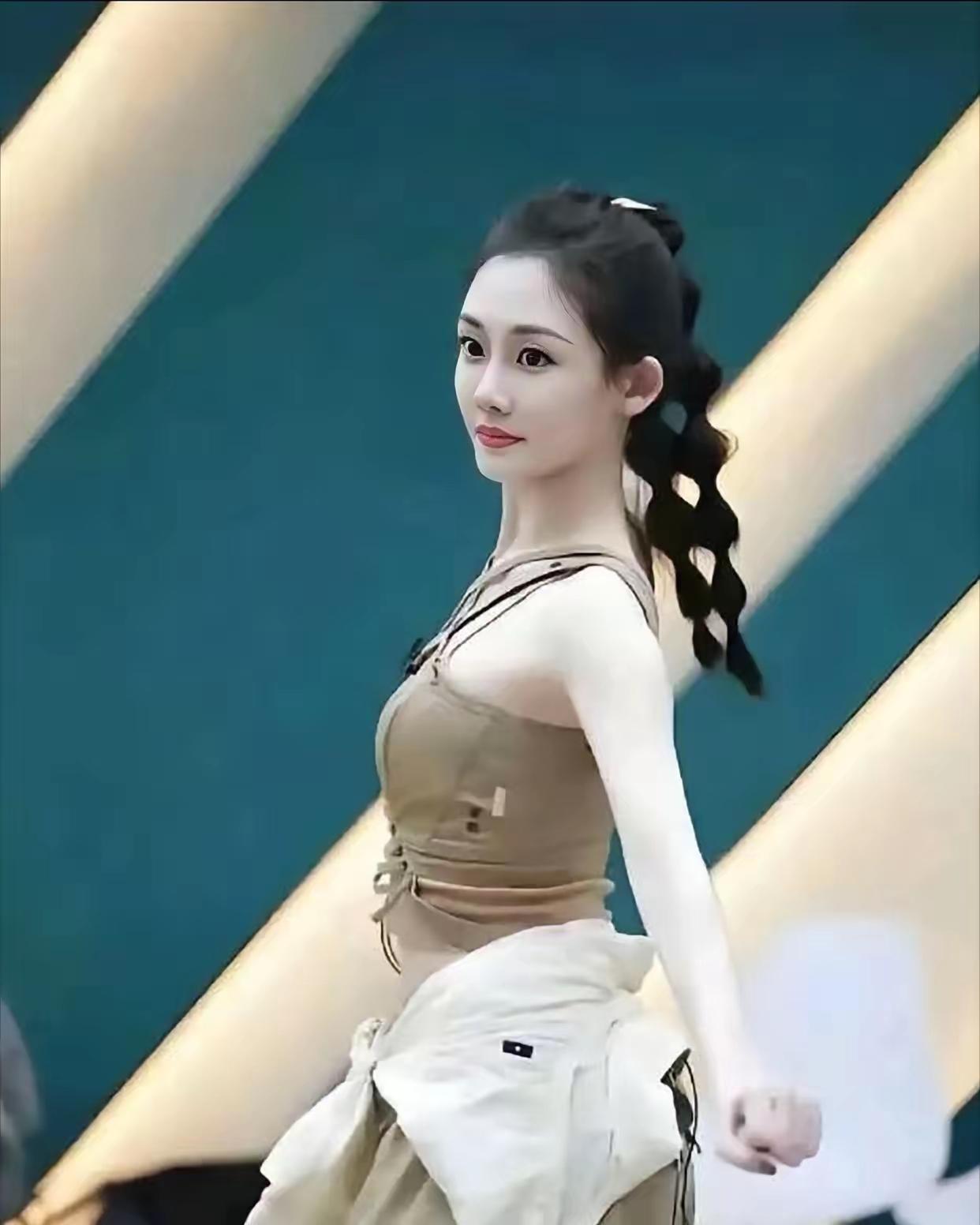 看苗苗最近那张照片，总算懂了当年郑恺为啥在人群里一眼就瞅上她。
 
没刻意凹造型