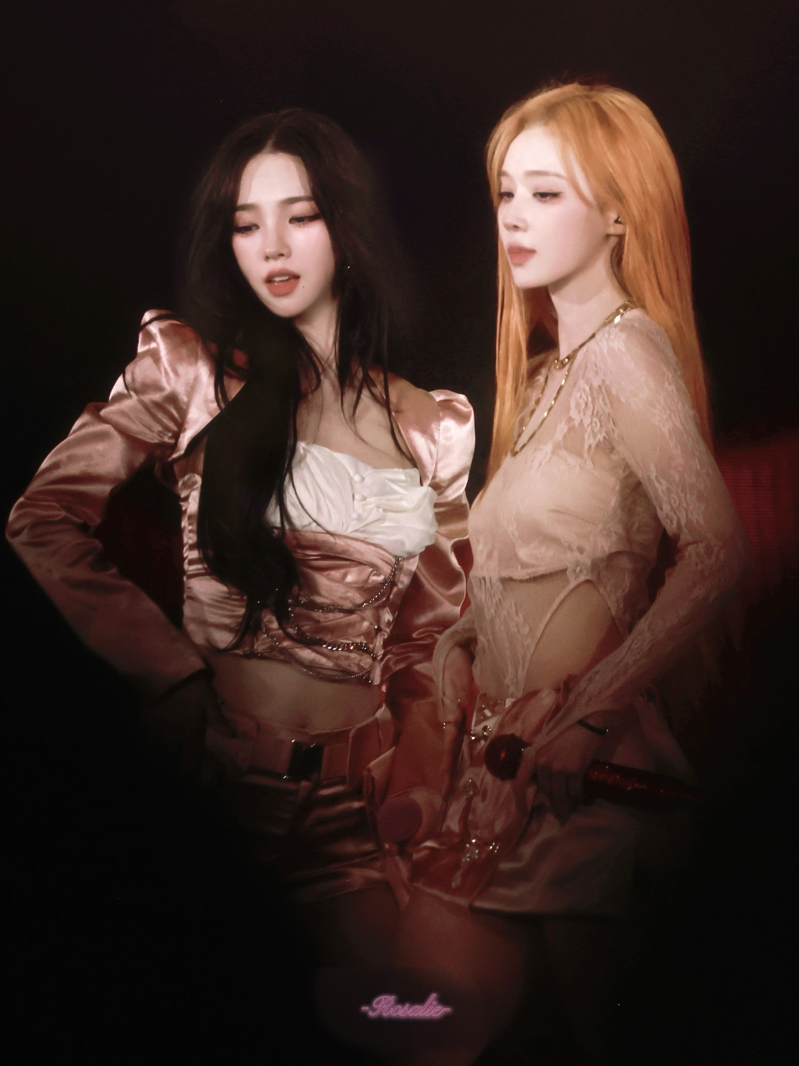 两个人站一起像一颗爱心 