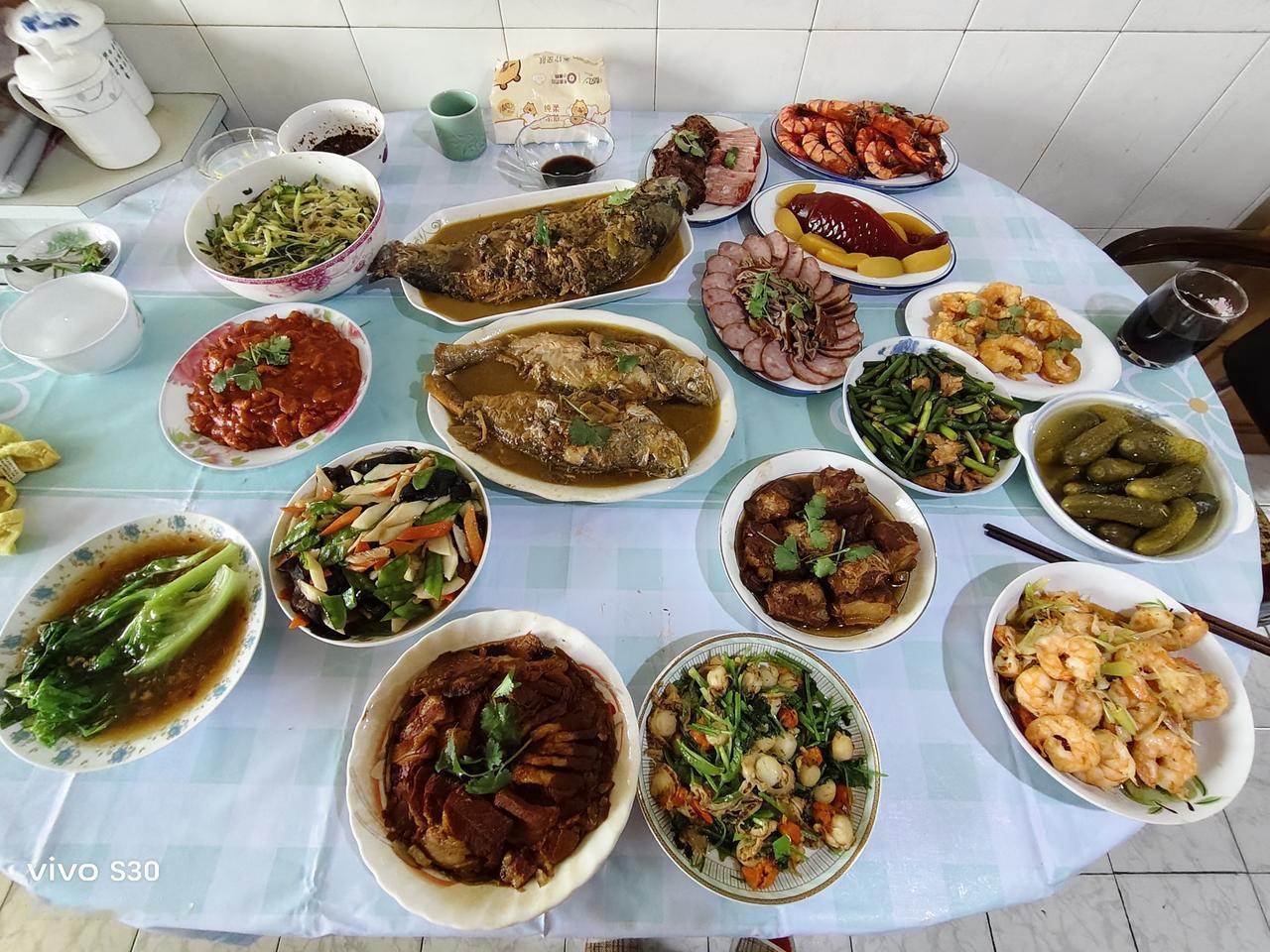 天天吃剩菜剩饭。
哈哈！我家就有个习俗，三十年夜饭，做的很多，老人常讲，三十做的
