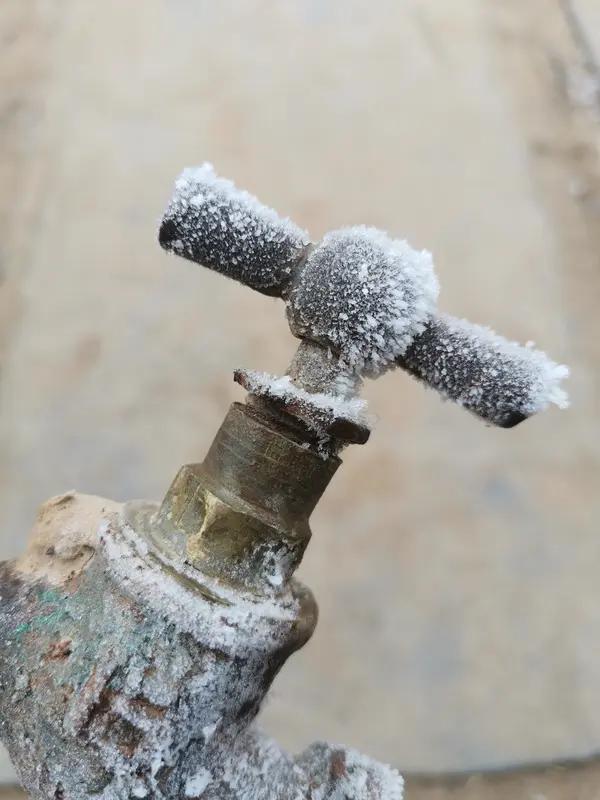 天冷锻炼更容易减肥！
 
宝子们别再躲被窝啦！天一冷，运动减肥的效率直接翻倍——