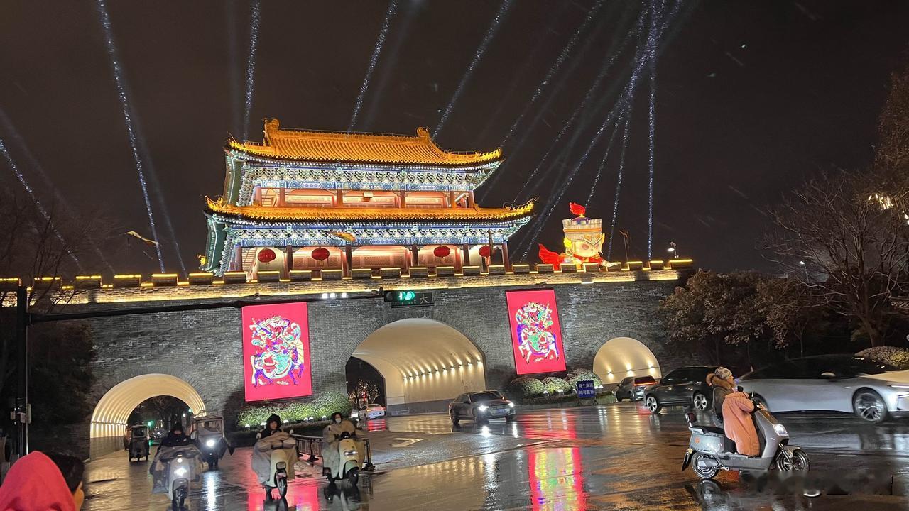 今年过年从北京开车到河南，头一站就是开封。
从腊月28呆到初一。
去了清明上河园