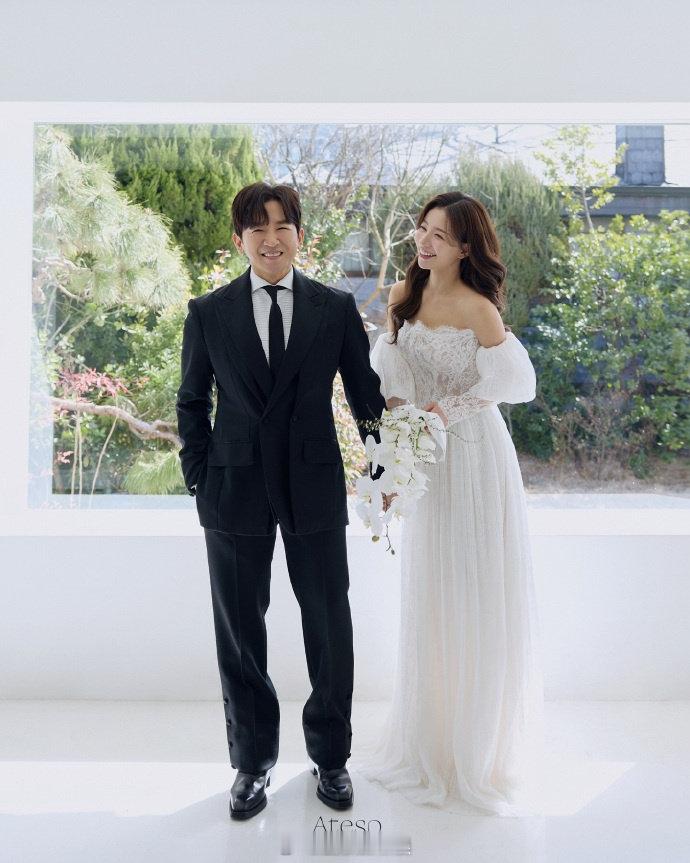 李玟雨结婚照李玟雨婚纱照 韩国神话组合成员李玟雨晒出甜蜜婚纱照，官宣3月29日举