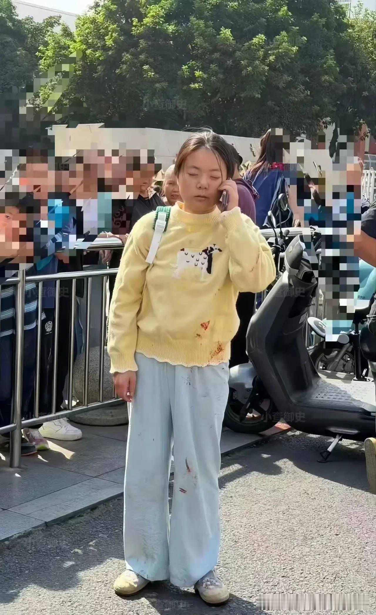 成都青白江，两个女的因为骑车让路，一个抄起U型锁就往另一个头上砸。

我默默给自