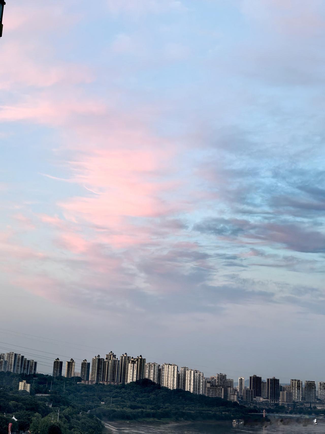 7月7日清晨，我在重庆邂逅了一场绝美的粉色天空。当时天刚蒙蒙亮，我准备去小睡一会