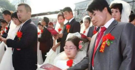 2011年，男子不顾一切迎娶瘫痪残疾女子。新婚夜前夕，岳母支走宾客，凑到他耳边低