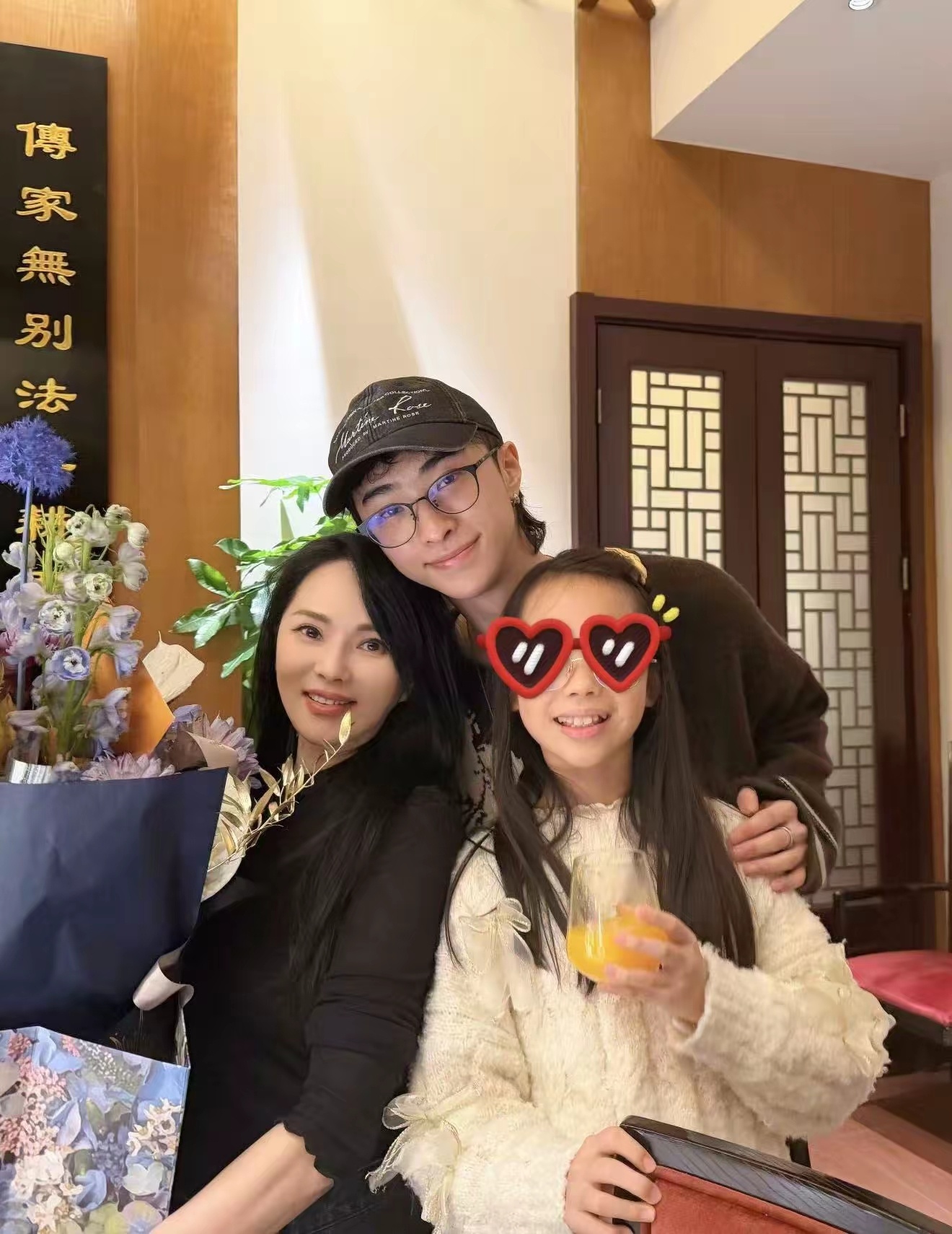 伊能静带着女儿小米粒现身北京朗园，10岁的小米粒，身高已经来到妈妈下巴高了。 