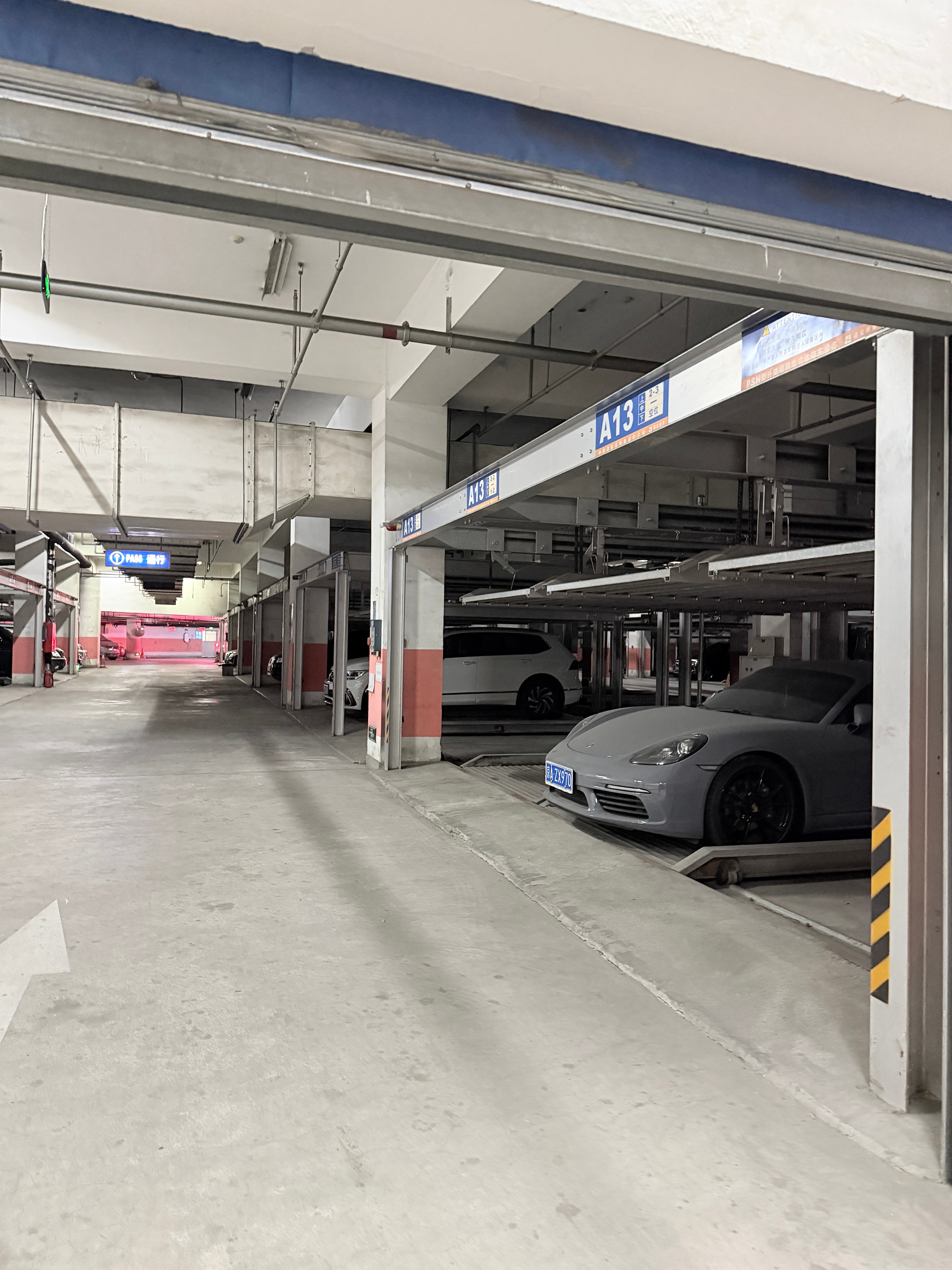 早年升降停车场，现在遇到的问题是：新车越来越大，宽的占俩车位，还能将就。高的越来