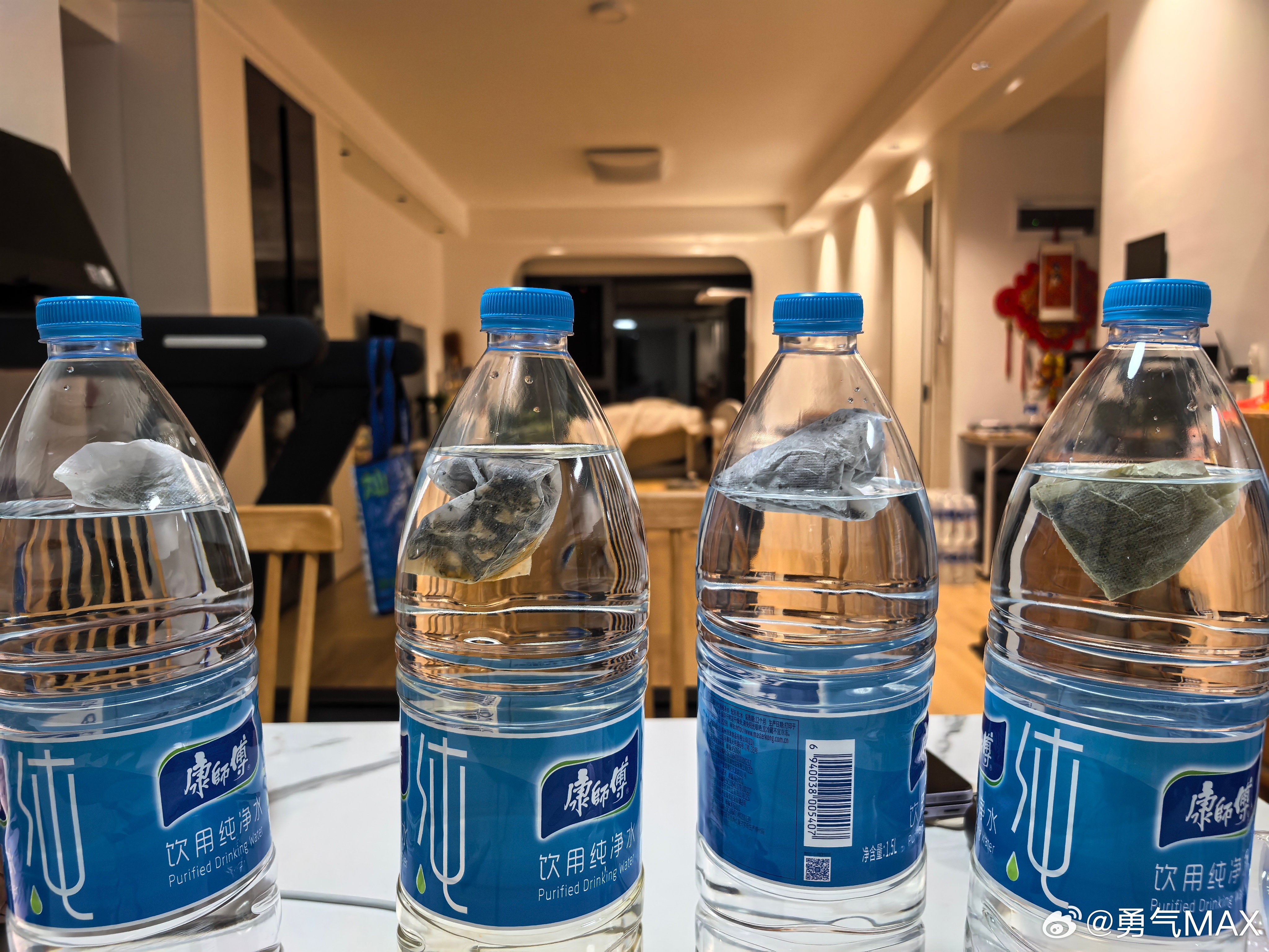 大桶水加茶叶包放冰箱冷萃喜欢喝东方树叶的可以试试[捂嘴哭] ​​​