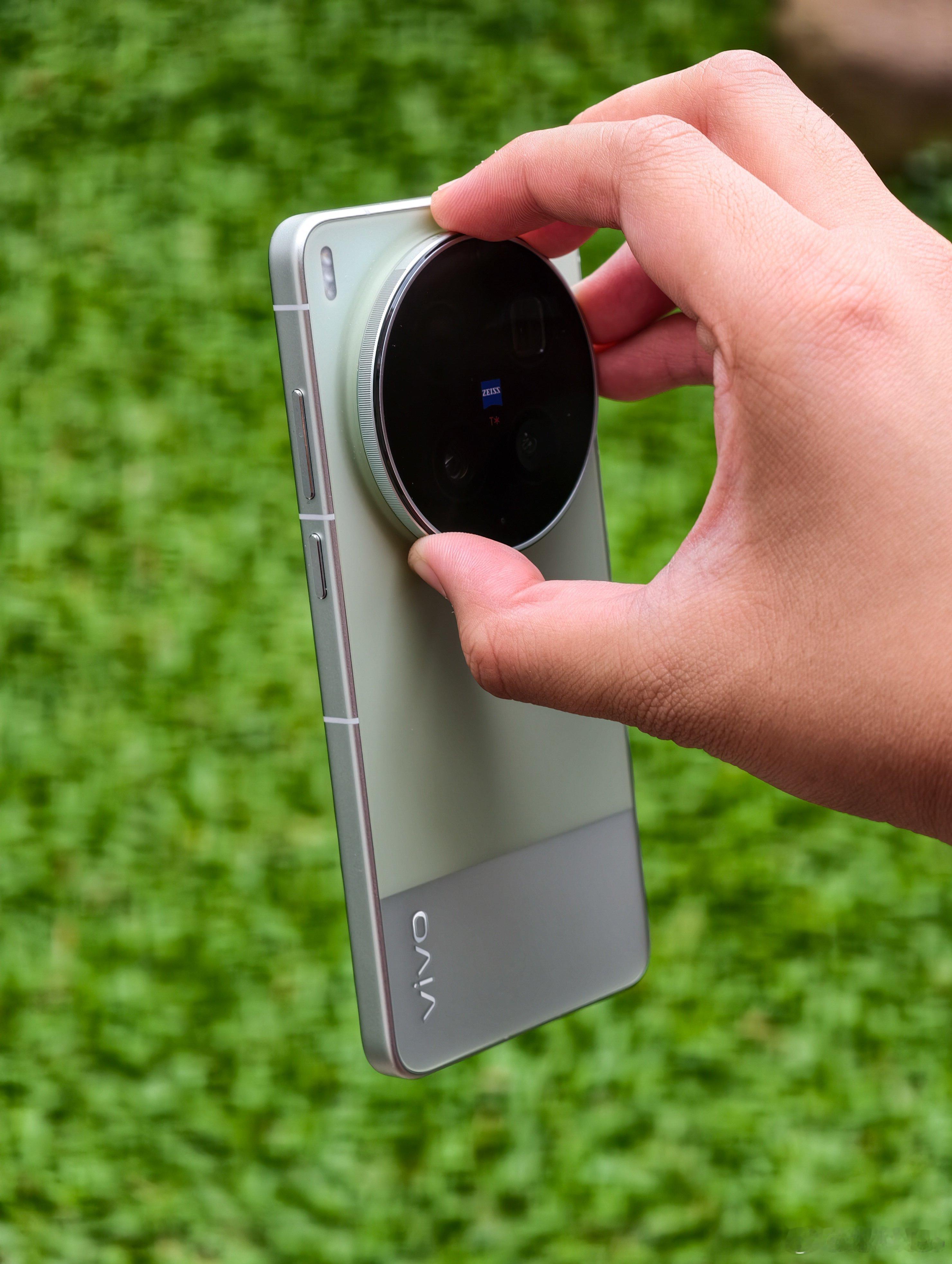 网友分享拿vivo X300 Ultra的小技巧。不得不说，手机影像旗舰的镜头凸