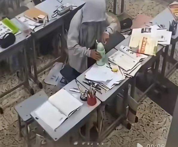 岳阳高三学生被同学投异物致身体抽搐湖南岳阳洞庭高级中学一名高三学生，打球回教室口