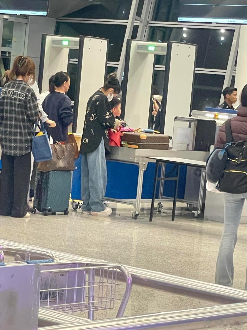 佟丽娅带儿子出行  偶遇佟丽娅带儿子出行  马来西亚偶遇佟丽娅带儿子出行 