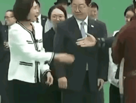 这么赤裸裸的嫌弃，李在明回家会不会揍她！？[打脸]