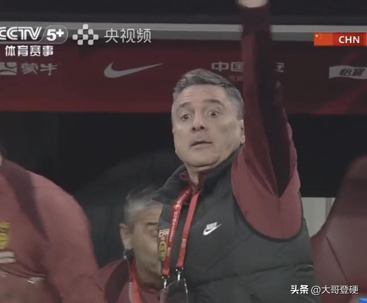 太不应该了！U23国足后卫这个头球解围，堪比小区级，皮球竟然还能顶到自己身后[泪