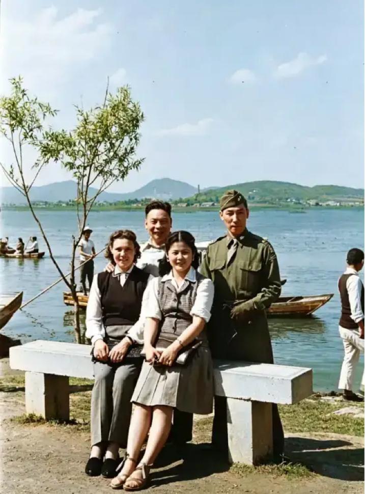 1949年春，蒋经国、蒋方良夫妇与蒋纬国、石静宜夫妇在杭州西湖边游玩时，留下的一