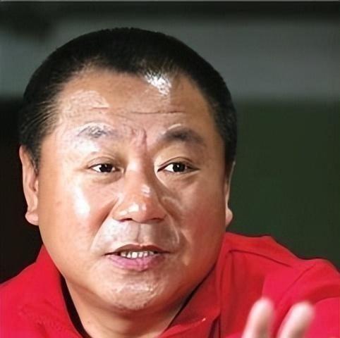 这位出身工人家庭、长相自带“褶皱感”的曲艺团演员，彼时正陷入一种巨大的婚恋焦虑中