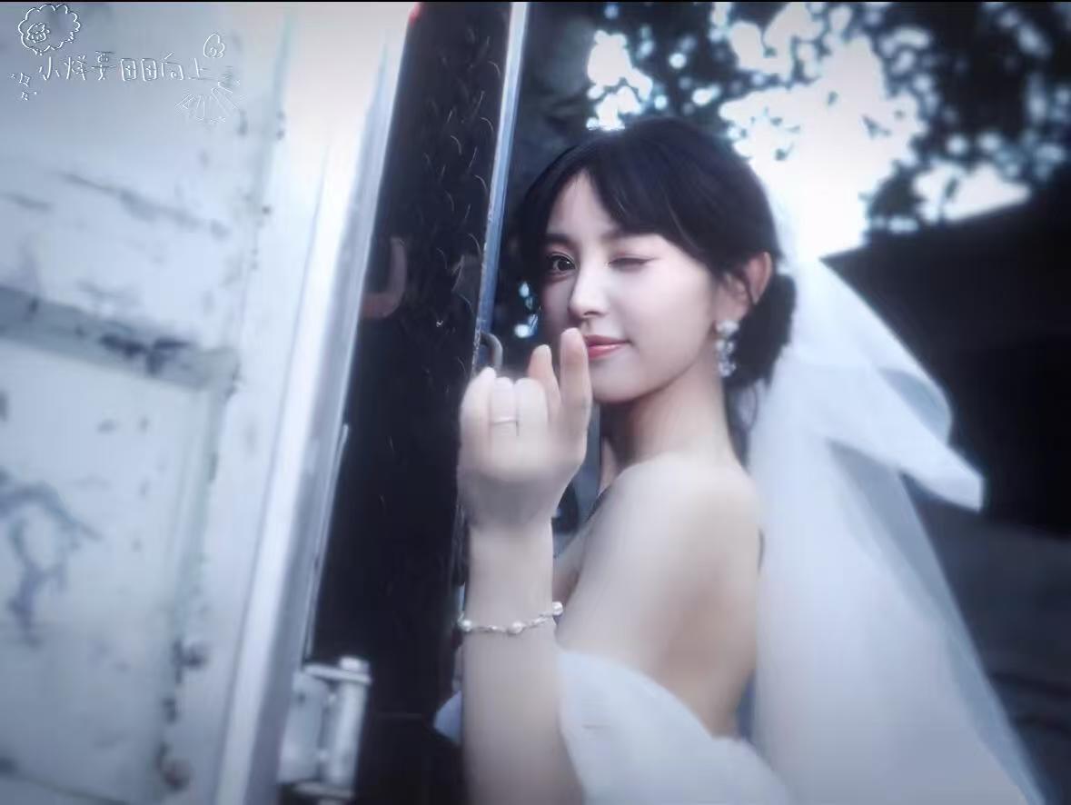 田曦薇你要嫁给我吗 田曦薇穿婚纱好灵动，背后的蝴蝶结像小猫耳朵，又乖又美。 