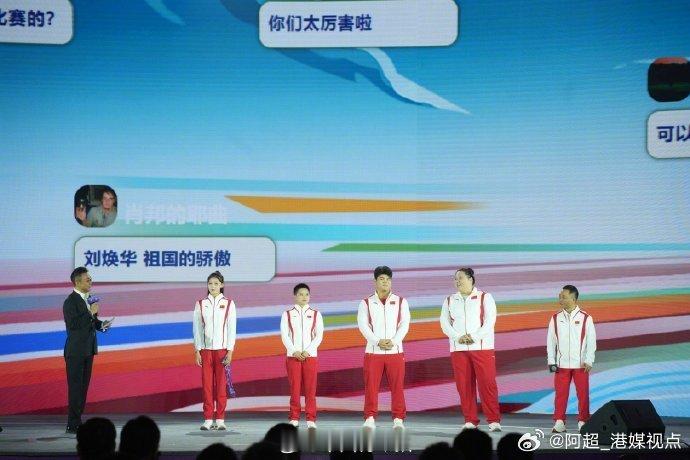 【#李雯雯回应什么时候再上班#】 9月21日晚，在南开大学举行的 #把青春华章写
