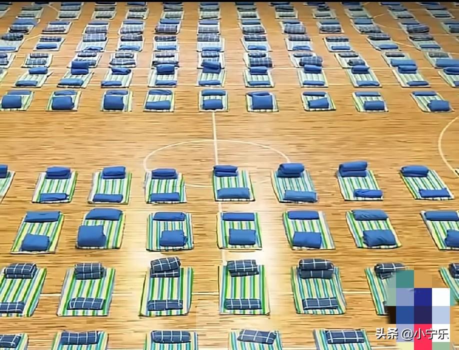 近日，新疆工业学院体育馆铺设近400张床位，免费提供给新生家长，还有急需的一次性