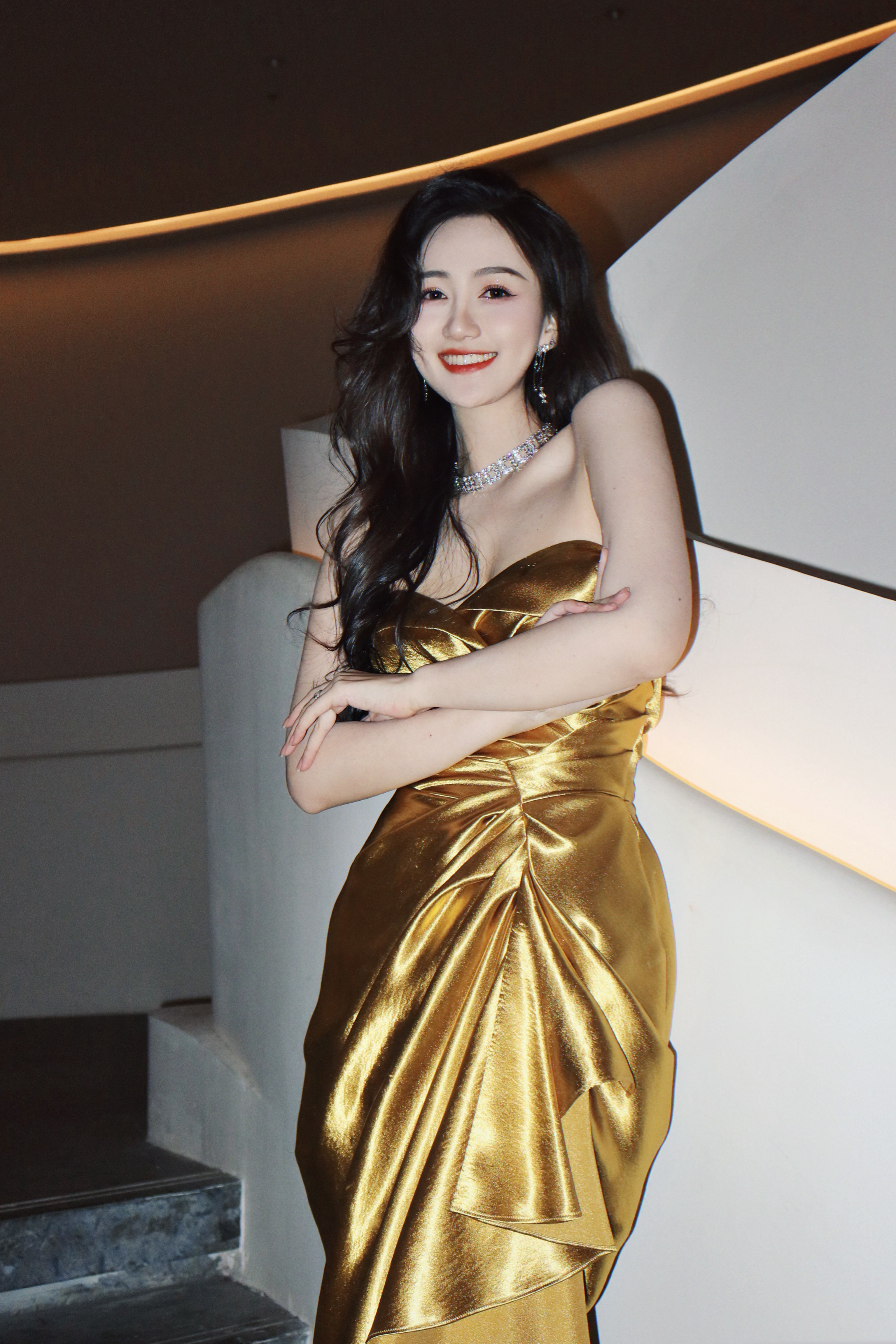 马萱姐姐，金色抹胸礼服，又甜又美 ​​​