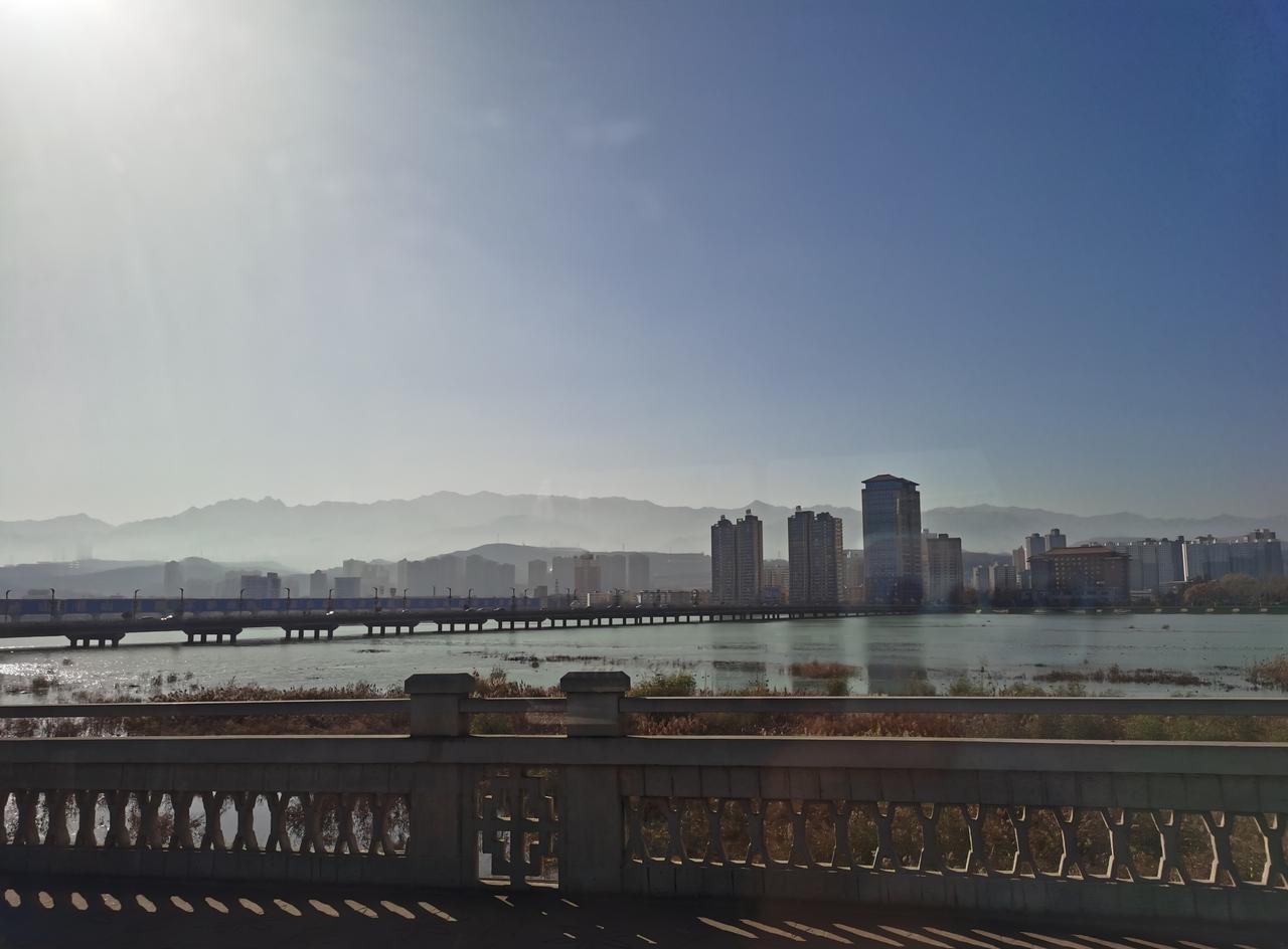 男人在人生中途，毫无征兆，抽身离去。将经营了十七年的家庭、妻子、孩子，一并遗弃在