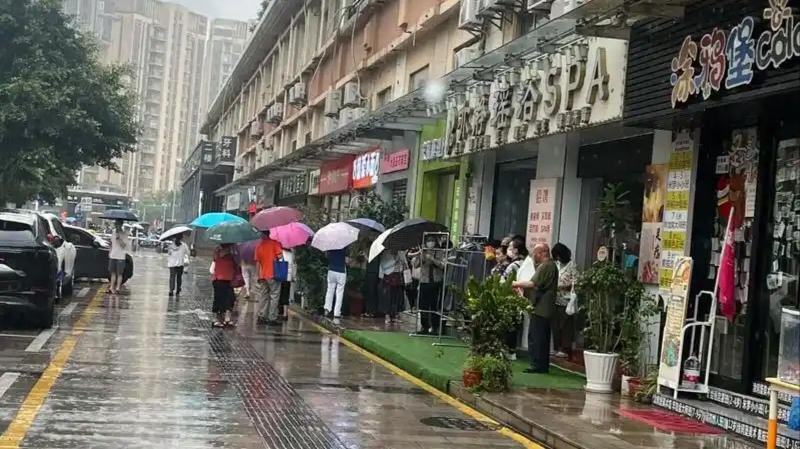 如今的鸡蛋，俨然成了万能赠品，无论哪家商家开业，必定会赠送鸡蛋：超市送，药店送，