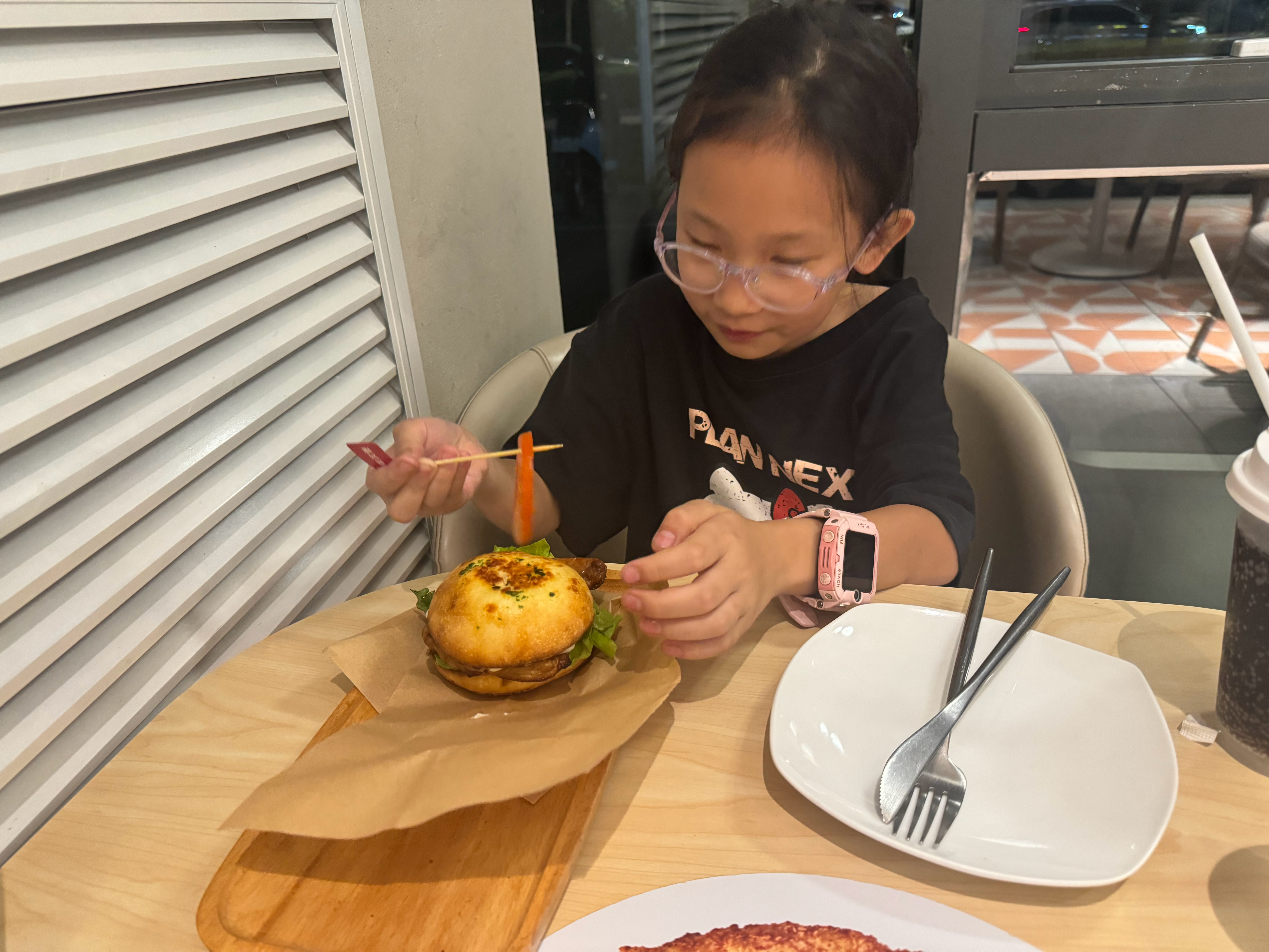 又要出差啦，其实小孩就愿意吃这些，但之前一直不让她吃。现在想开了，我们认为干净的
