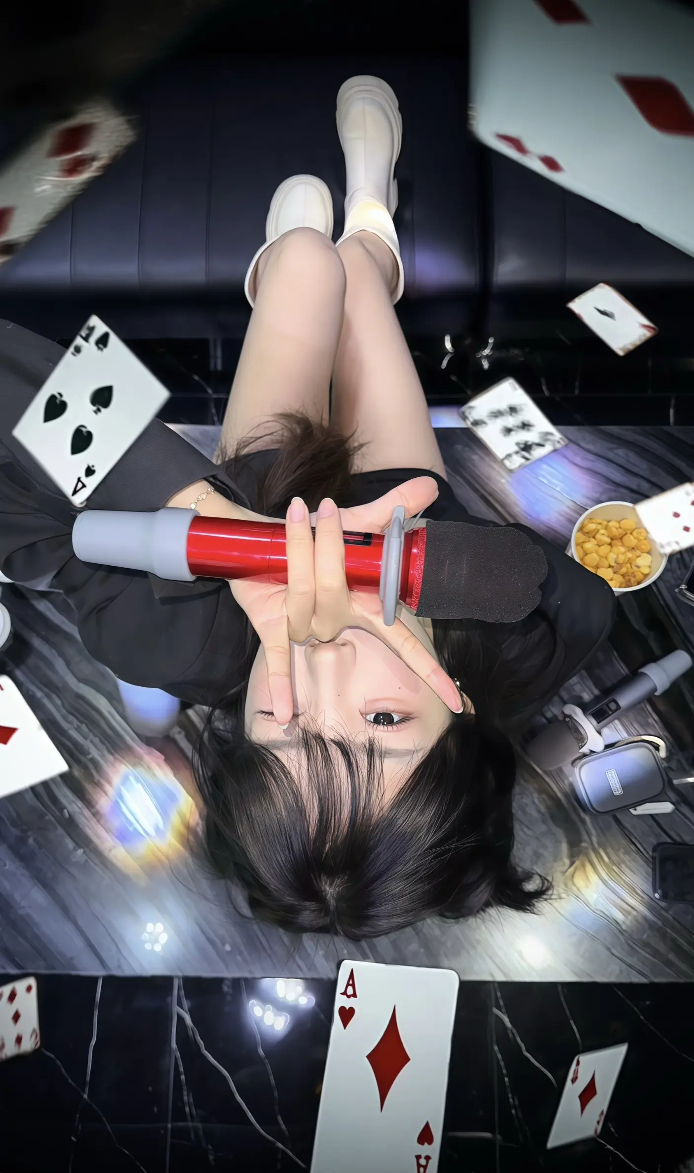 KTV开闪光灯拍照准出片。
